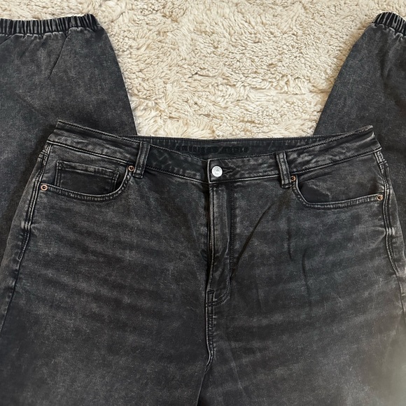 Black/gray wash jeans very comfortable stretchy with a cuffed bottom. - Picture 4 of 6